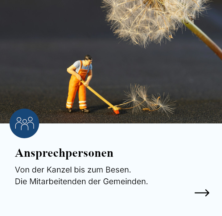 Ein Miniaturmännchen, welches einzelne Löwenzahnsamen zusammenfegt. Darunter: Ansprechpersonen - Von der Kanzel bis zum Besen. Die Mitarbeitenden der Gemeinden.