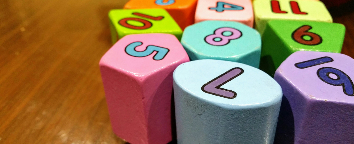 Bunte Spielsteine für Kinder mit Zahlen drauf.